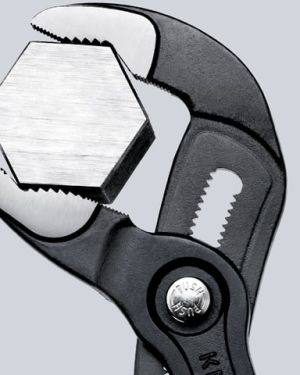 Pinza regolabile di nuova generazione per tubi e dadi KNIPEX Cobra®